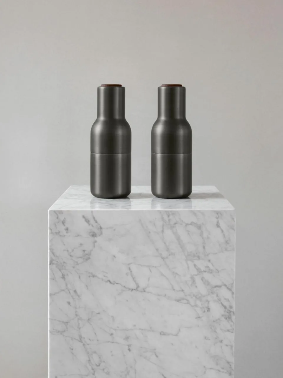 Zout- en pepermolen Bottle Grinder met walnootdeksel, set van 2^Audo Copenhagen Fashion