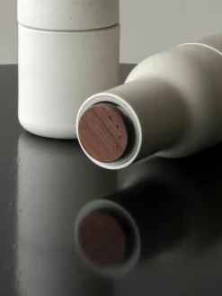 Zout- en pepermolen Bottle Grinder met walnootdeksel, set van 2^Audo Copenhagen Outlet